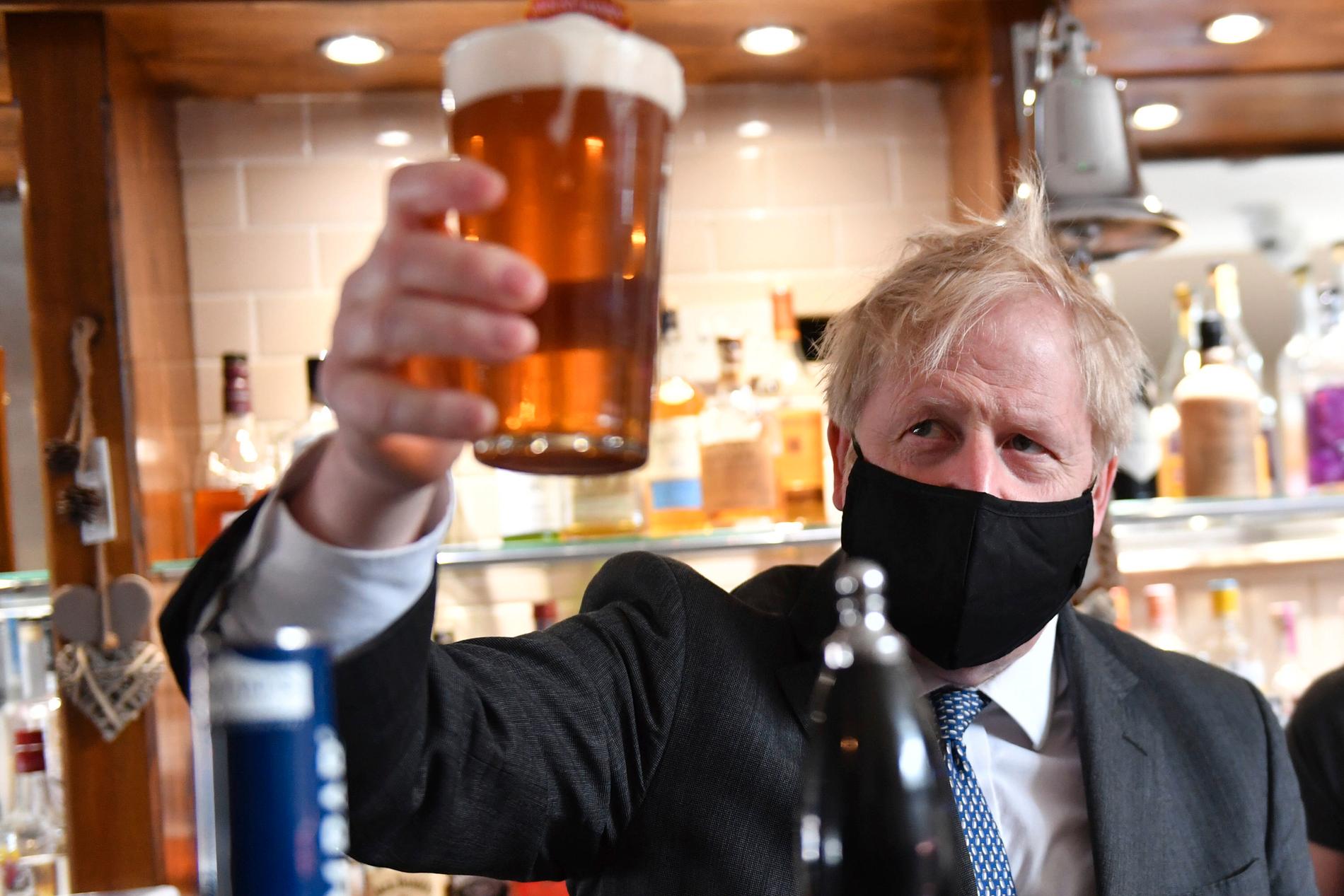Alkohol och tobak drev upp detaljhandelsförsäljningen i Storbritannien i april. På bilden som togs förra året dricker premiärminister Boris Johnson en öl. Arkivbild.