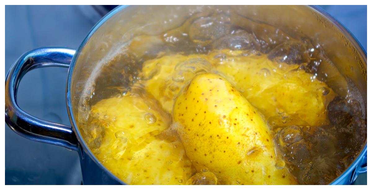 Koka upp vattnet innan du lägger i potatisen.