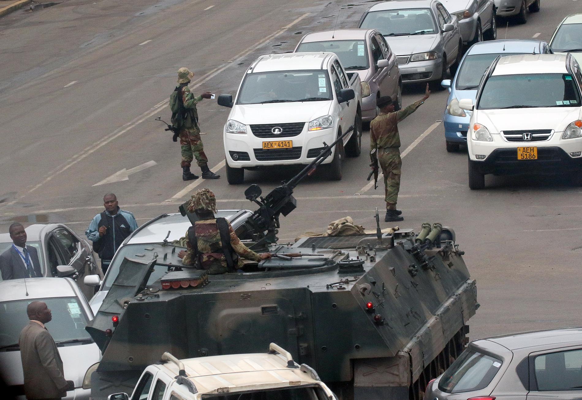 Militär syns på en gata som leder till Robert Mugabes högkvarter i Zimbabwes huvudstad Harare.