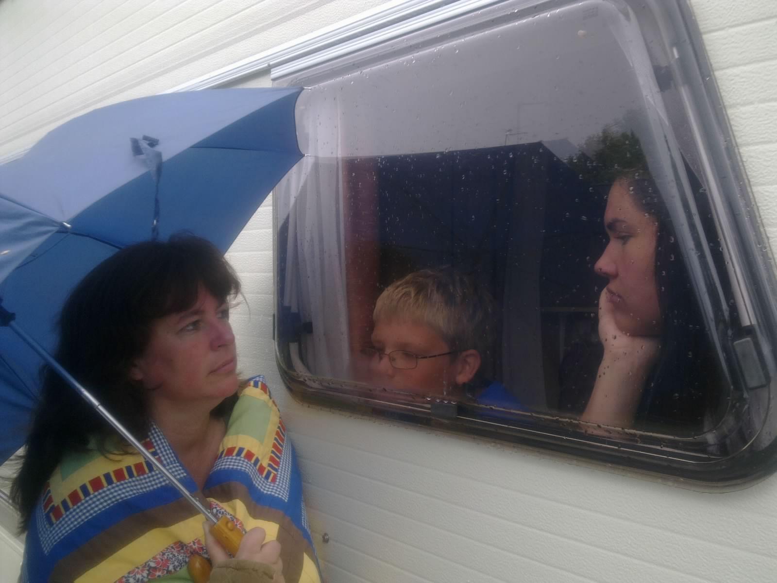 HUSBIL  Stefan Klaar, 44, tog bilden på Ingela Klaar, 43, och barnen Linus, 8, och Emma, 16, i regnet på Marholmens camping utanför Norrtälje.