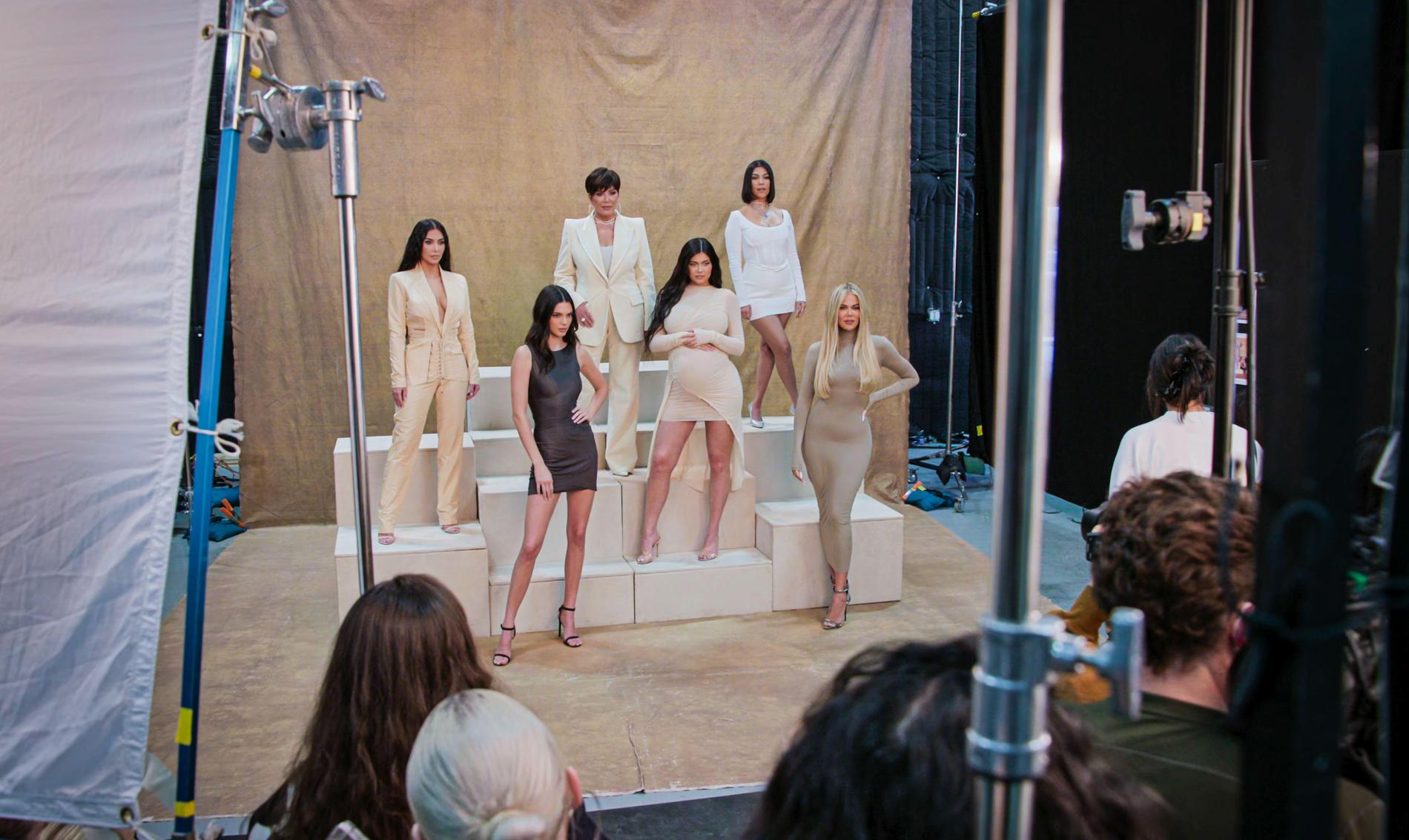 Familjen Kardashian-Jenner under inspelningen av realityserien. 