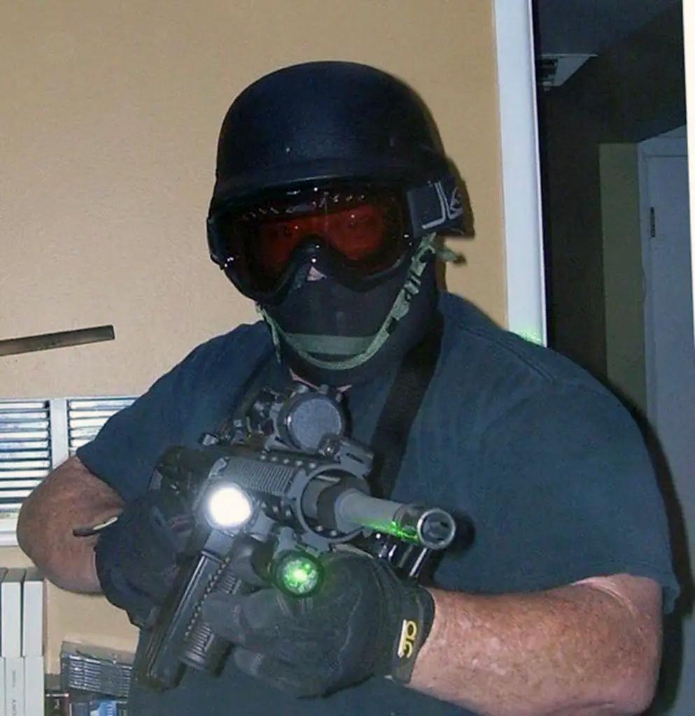 Craig Robertson beväpnad och maskerad med en hjälm.