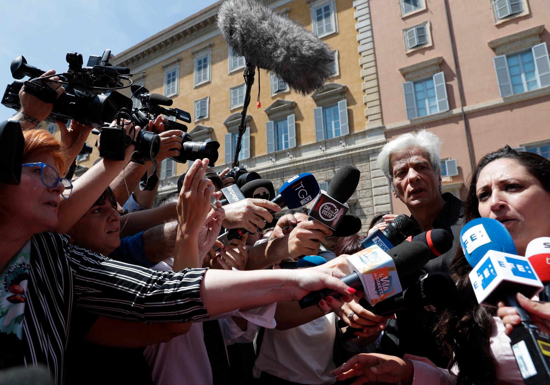 Pietro Orlandi, bror till Emanuela Orlandi som försvann 1983, träffar reportrar i Vatikanen efter att gravarna öppnats.