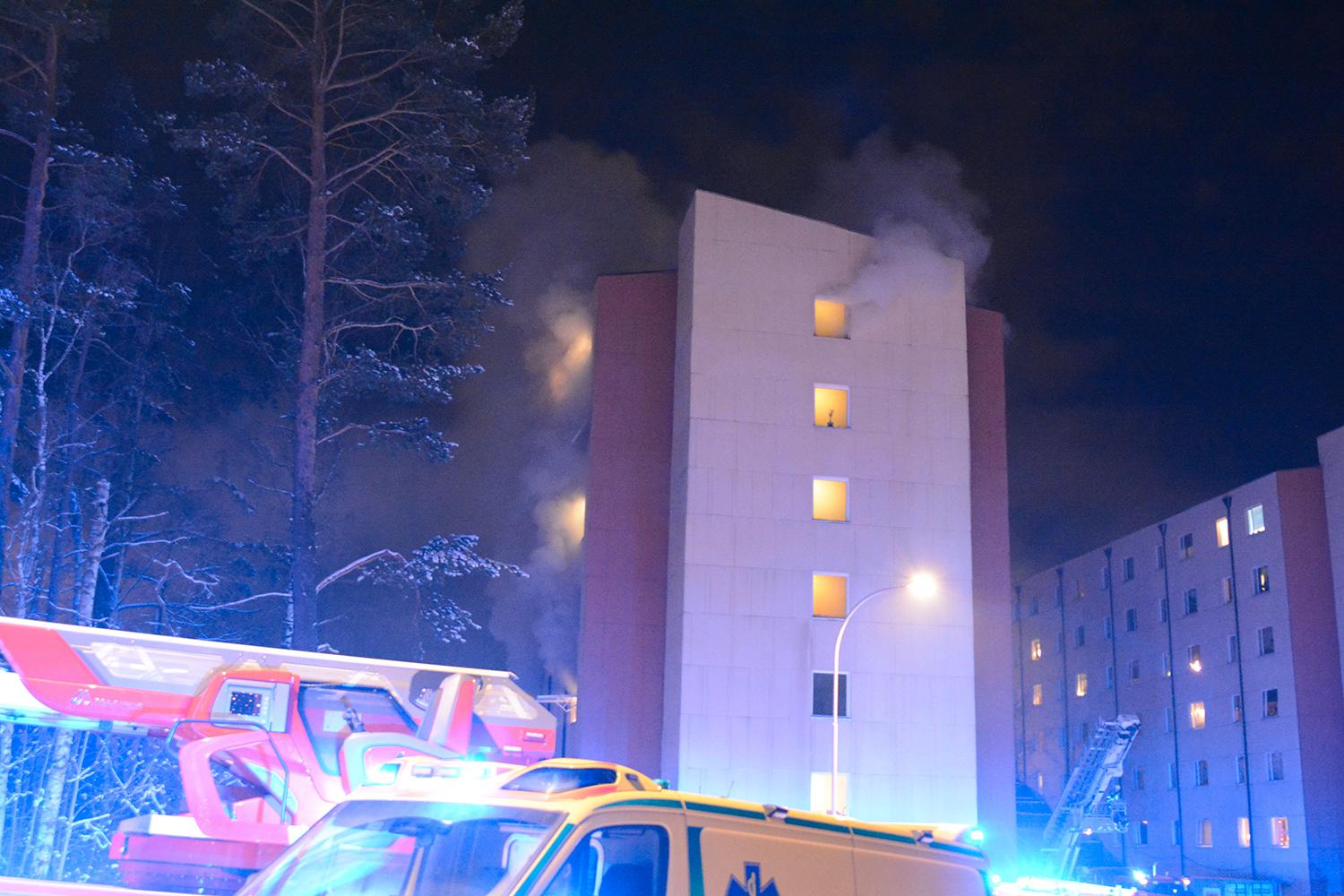 Brand i höghus i Rågsved.