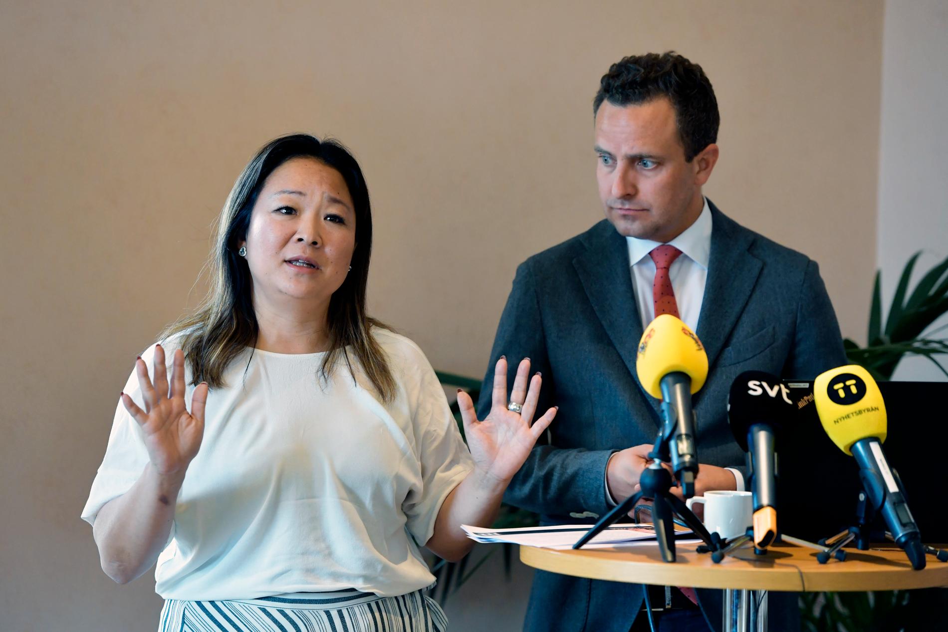 Jessica Polfjärd och Tomas Tobé, rättspolitisk talesperson (M) presenterar nya förslag mot hedersförtryck under en pressträff i riksdagen i Stockholm. 