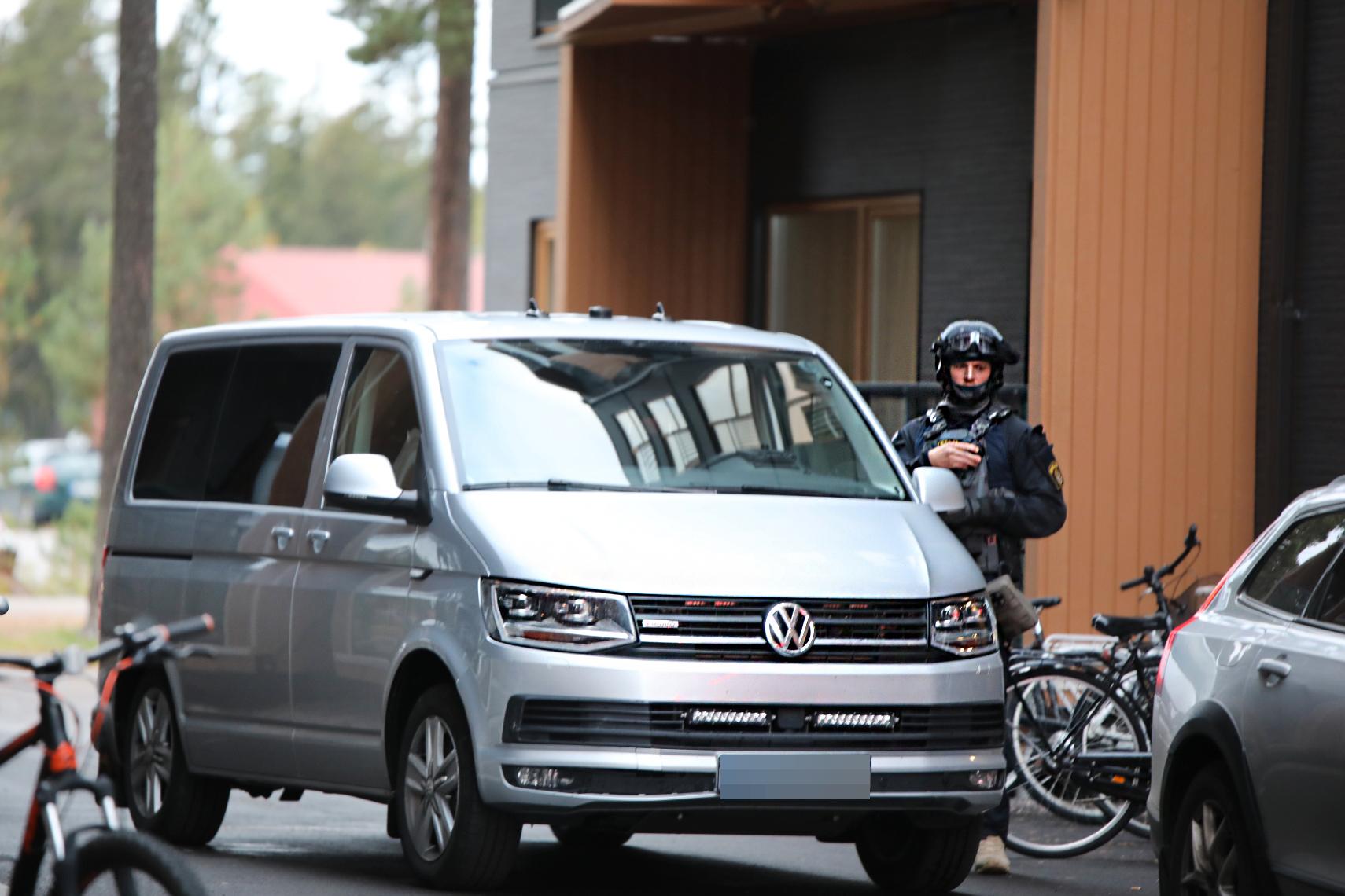 Polisens insatsstyrka i samband med att flera misstänkta greps i Gävle.