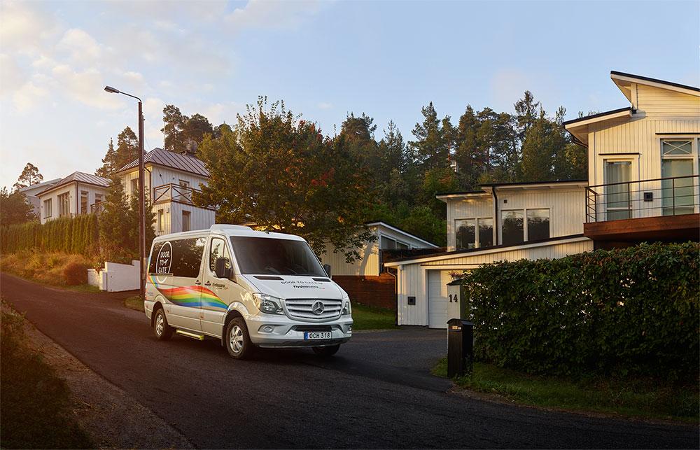 Door to Gate är en samåkningstjänst där en minibuss hämtar upp dig vid dörren hemma och kör dig till Arlanda. Du delar bil med andra resenärer.