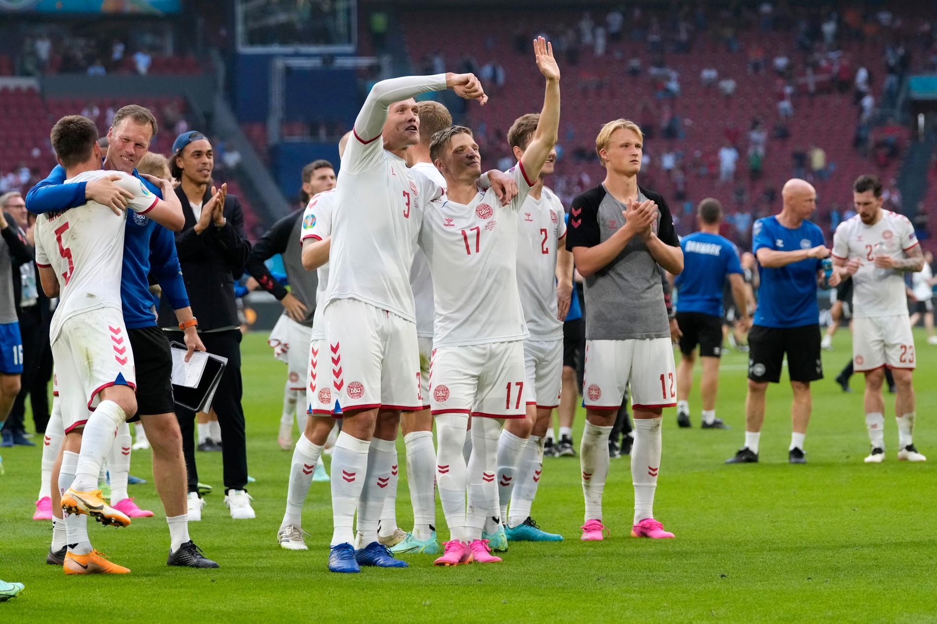 Danmark tackar fansen efter segern mot Wales.
