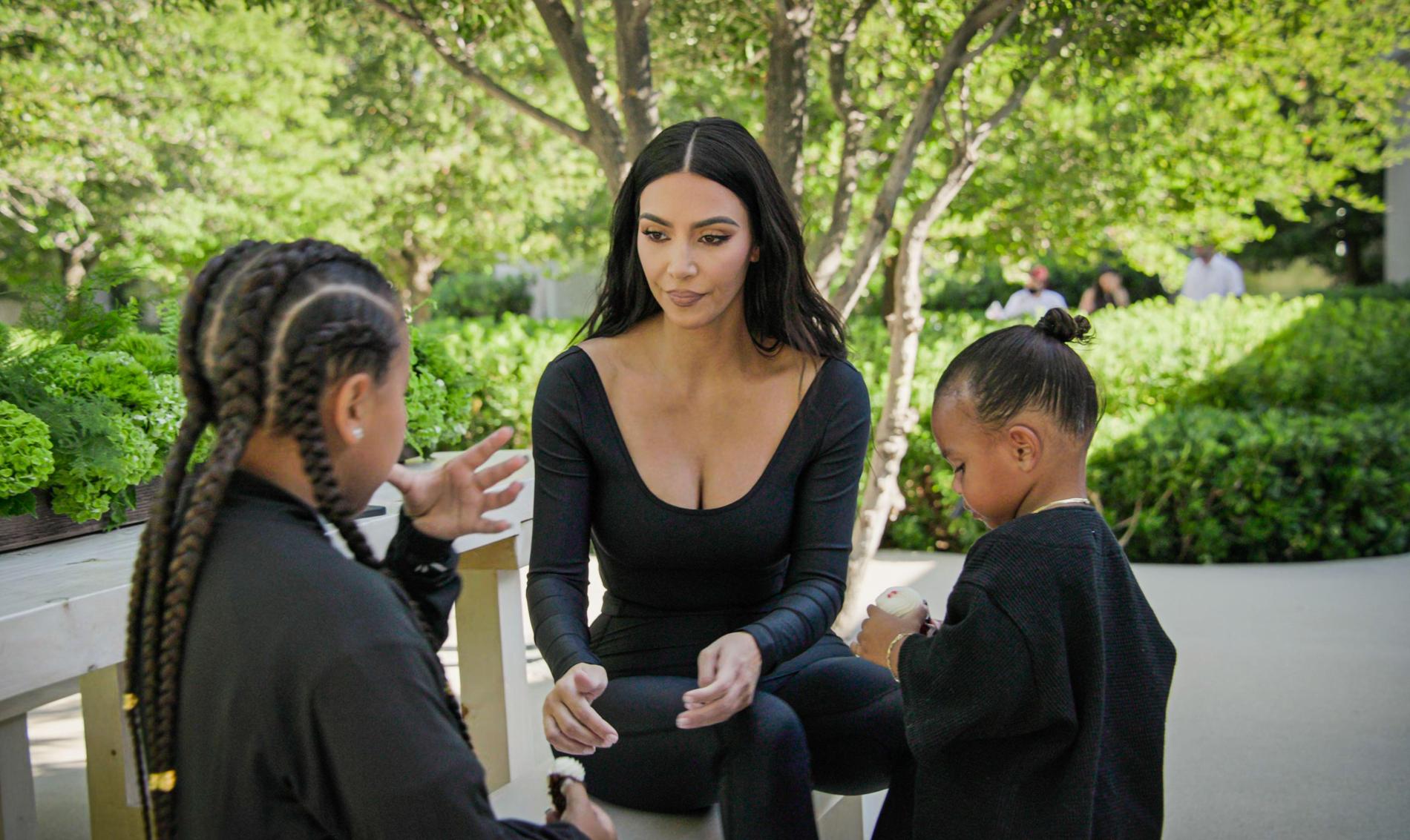 Kim Kardashian med två av sina barn i realityserien ”The Kardashians”.