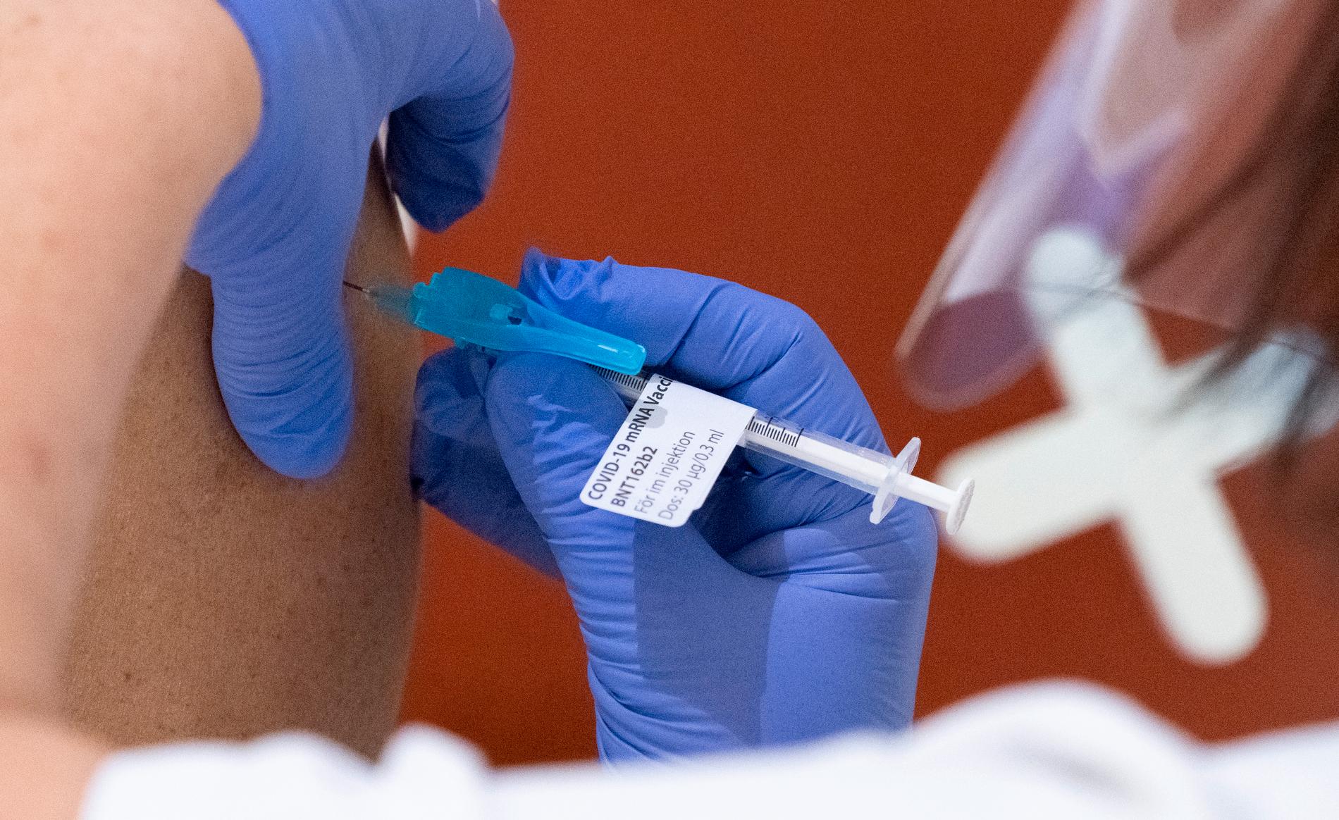 Vårdpersonal vaccineras mot covid-19 i Malmö i början av januari.