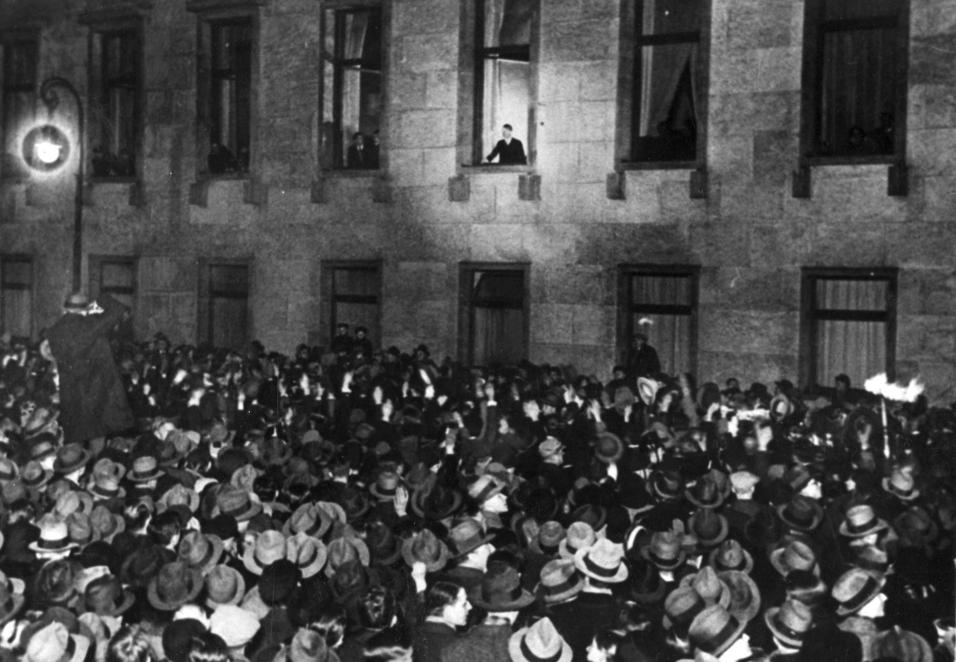 Den nyutsedde tyske rikskanslern Adolf Hitler talar till folket från fönstret i rikskansliet. Arkivbild.