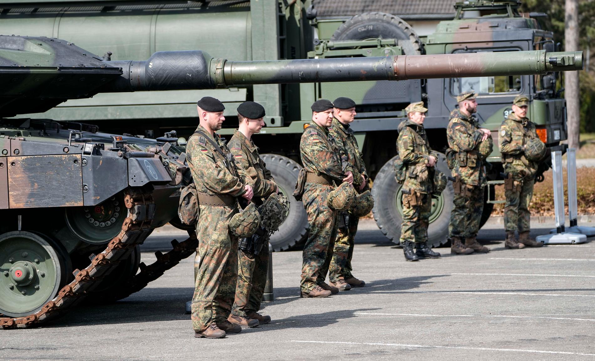 Tyska soldater framför Leopardstridsvagnar i Augustdorf. Flera EU-länder har aviserat stora försvarssatsningar på grund av Rysslands krig i Ukraina och EU-kommissionen lovar att hjälpa till. Arkivfoto.