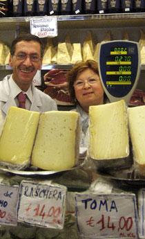 Roberto Polica och hans fru Anna driver en ostbutik.
