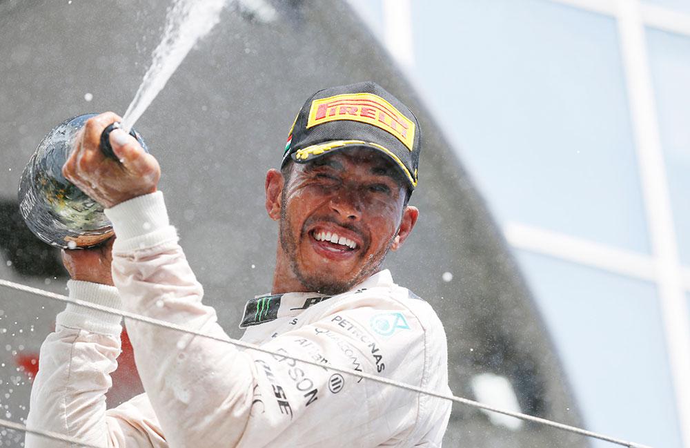 Lewis Hamilton firar segern i Ungerns GP