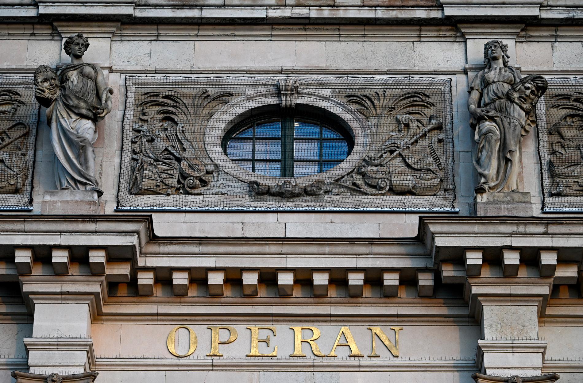 I vår renoveras vissa delar av fasaden i väntan på att regeringen tar beslut om renovering och utbyggnad av Kungliga Operan i Stockholm.