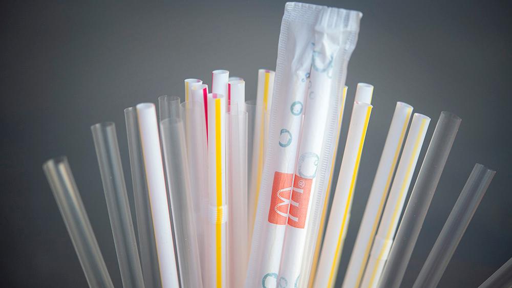 I september förra året slutade McDonalds i England att sälja plastsugrör i sina restauranger. De ersatte sugrören med ”miljövänliga sugrör” av papper istället. Men de nya papperssugrören går inte att återvinna.