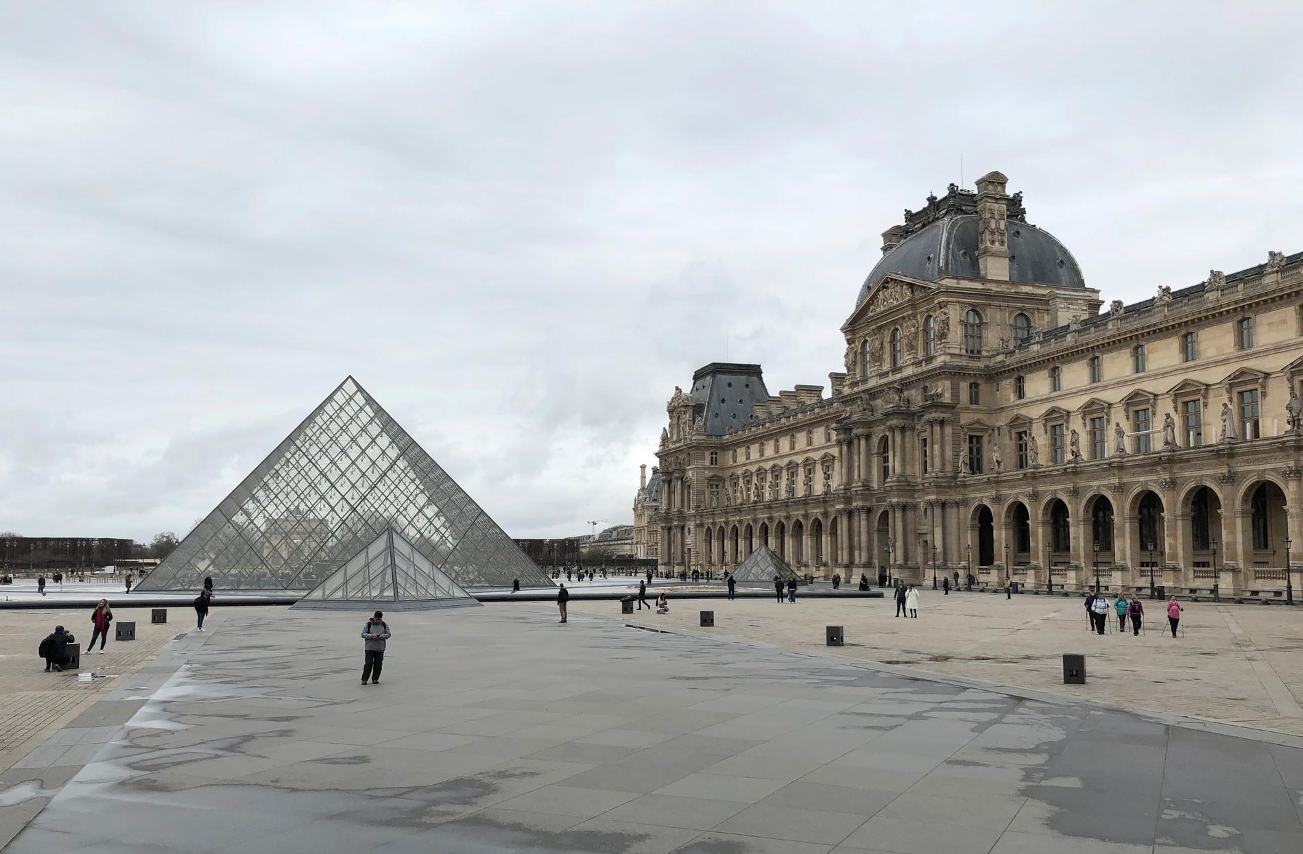 Tomt och stilla är det vid Louvren i Paris sedan coronaviruset fått mängder av turister att stanna hemma.
