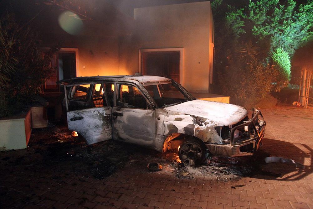 USA:s konsulat i libyska staden Benghazi angreps av beväpnade aktivister. Amerikanske ambassadören dödades och byggnaden sattes i brand.