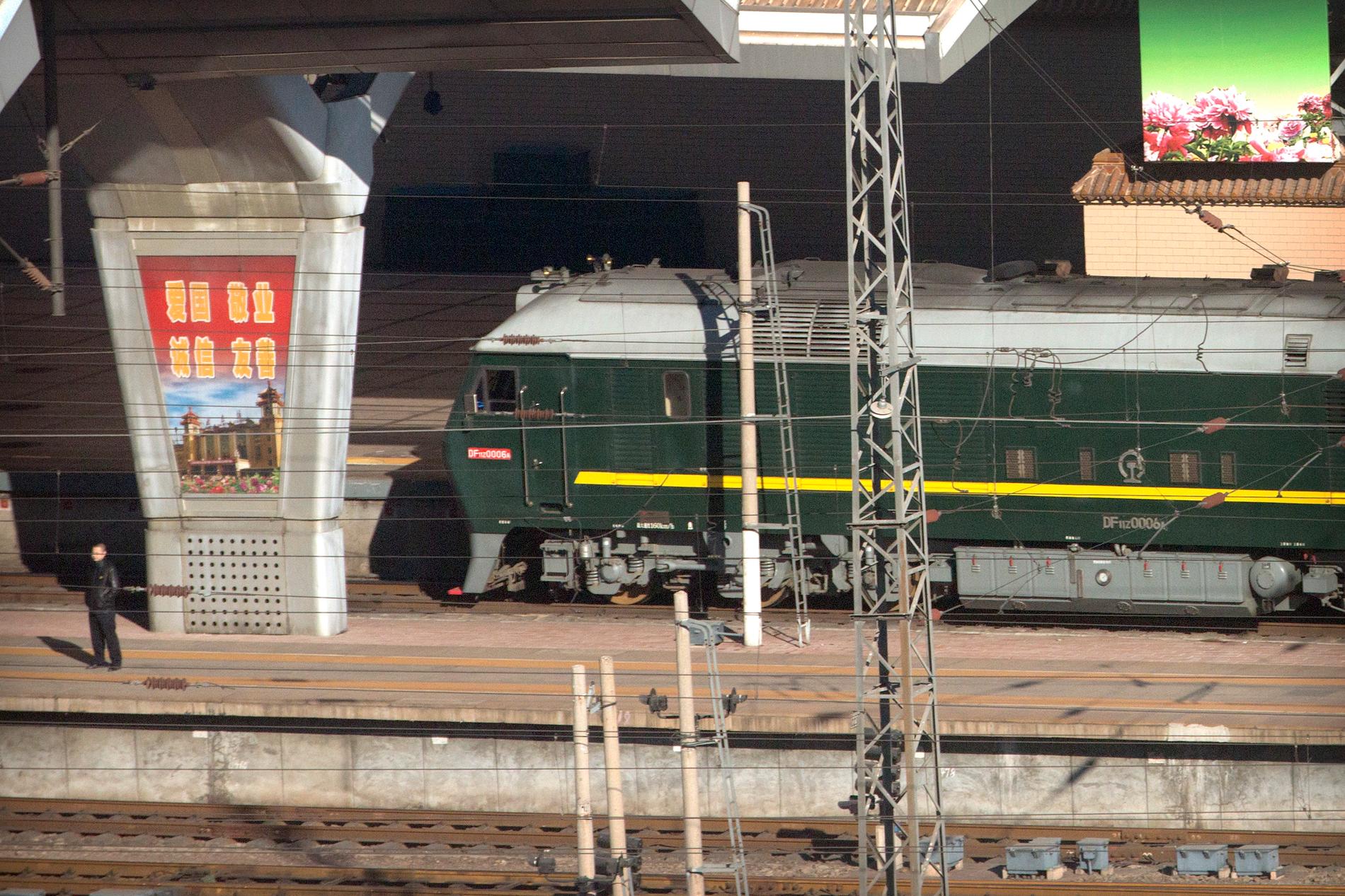 Ett tåg som tros vara Kim Jong-Uns har rullat in i Peking.