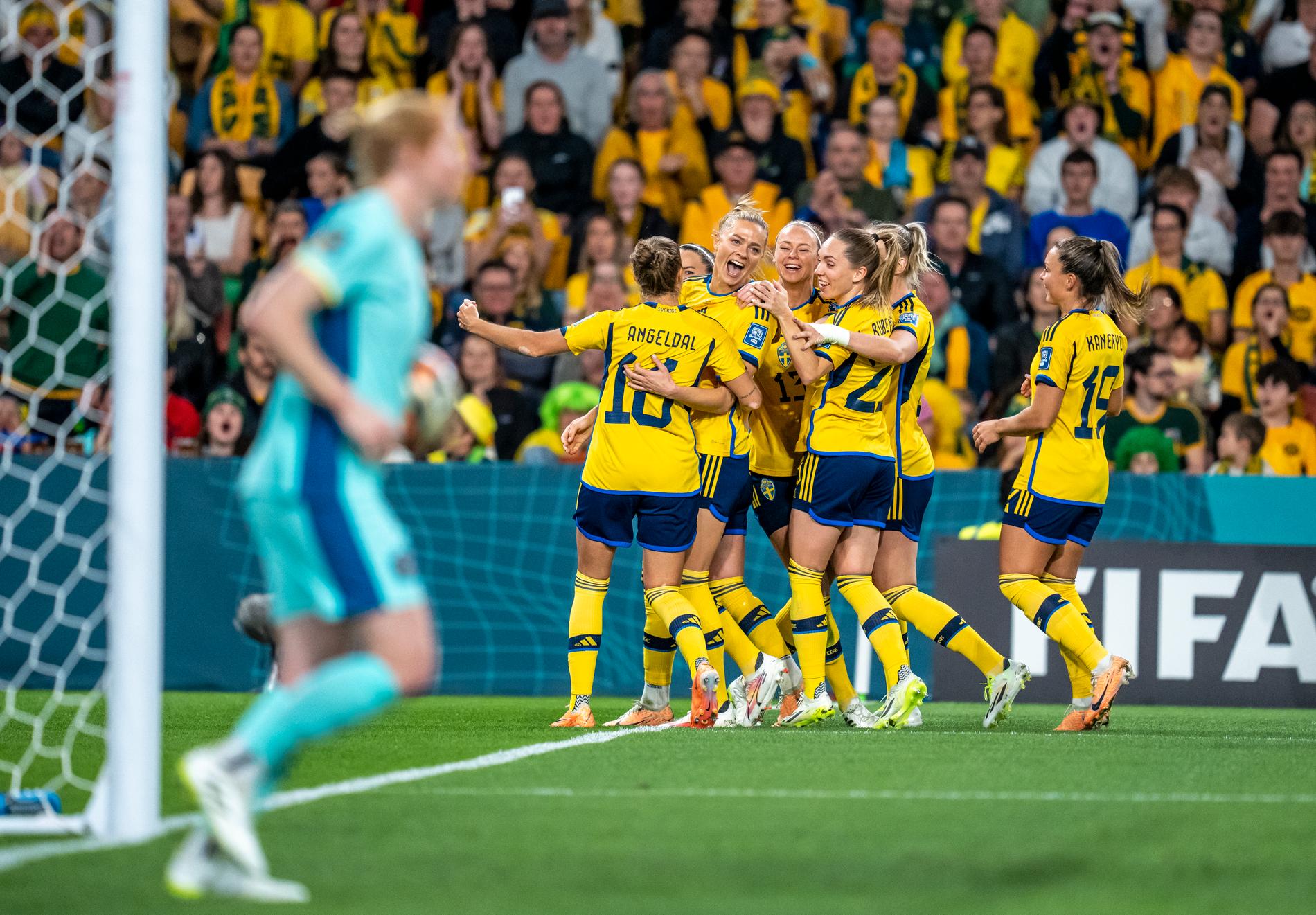 Fridolina Rolfö jublar efter 1–0 på straff.