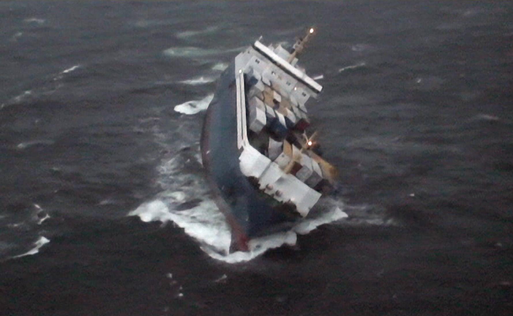 Fartyget Finnbirch fotograferat från räddningshelikopter innan det sjönk 2006. Arkivbild.
