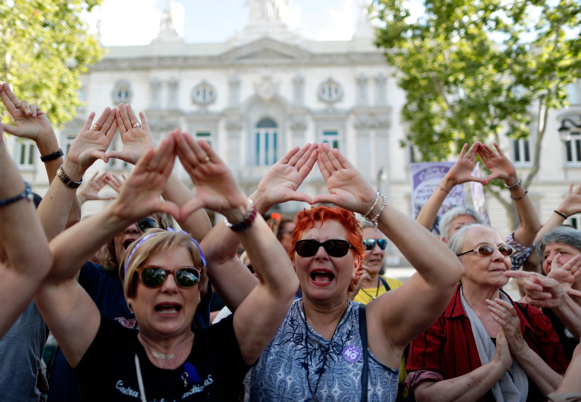 Kvinnor utanför högsta domstolen i Madrid på fredagen. Straffen i det uppmärksammade Pamplona-fallet skärptes väsentligt när brottet ändrades från sexuellt utnyttjande till våldtäkt.