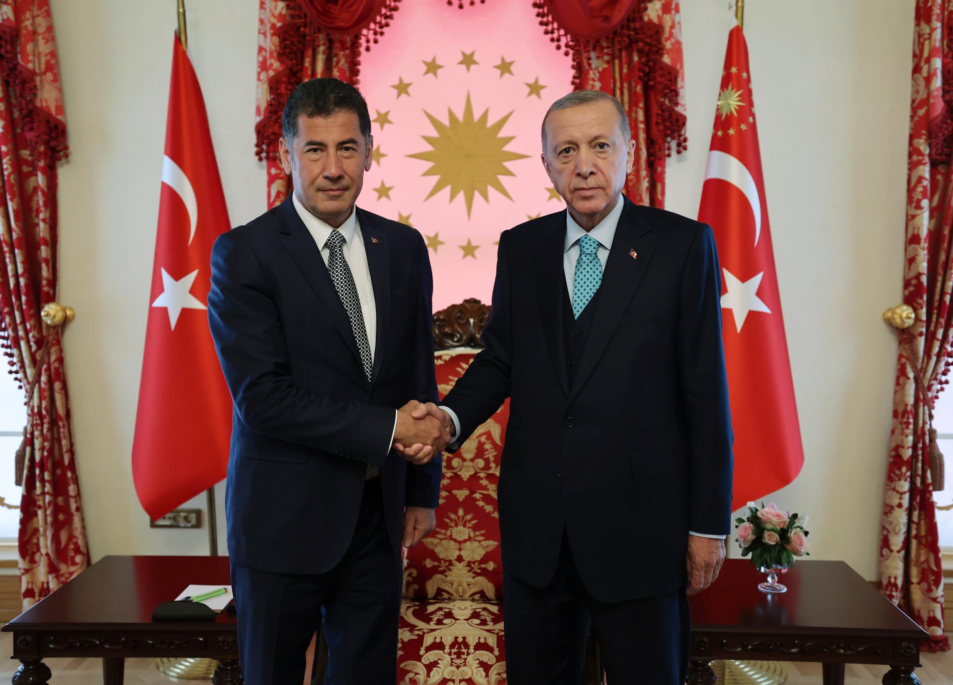 Sinan Ogan (till vänster) tillsammans med sittande presidenten Recep Tayyip Erdogan. Bilden är från i fredags.