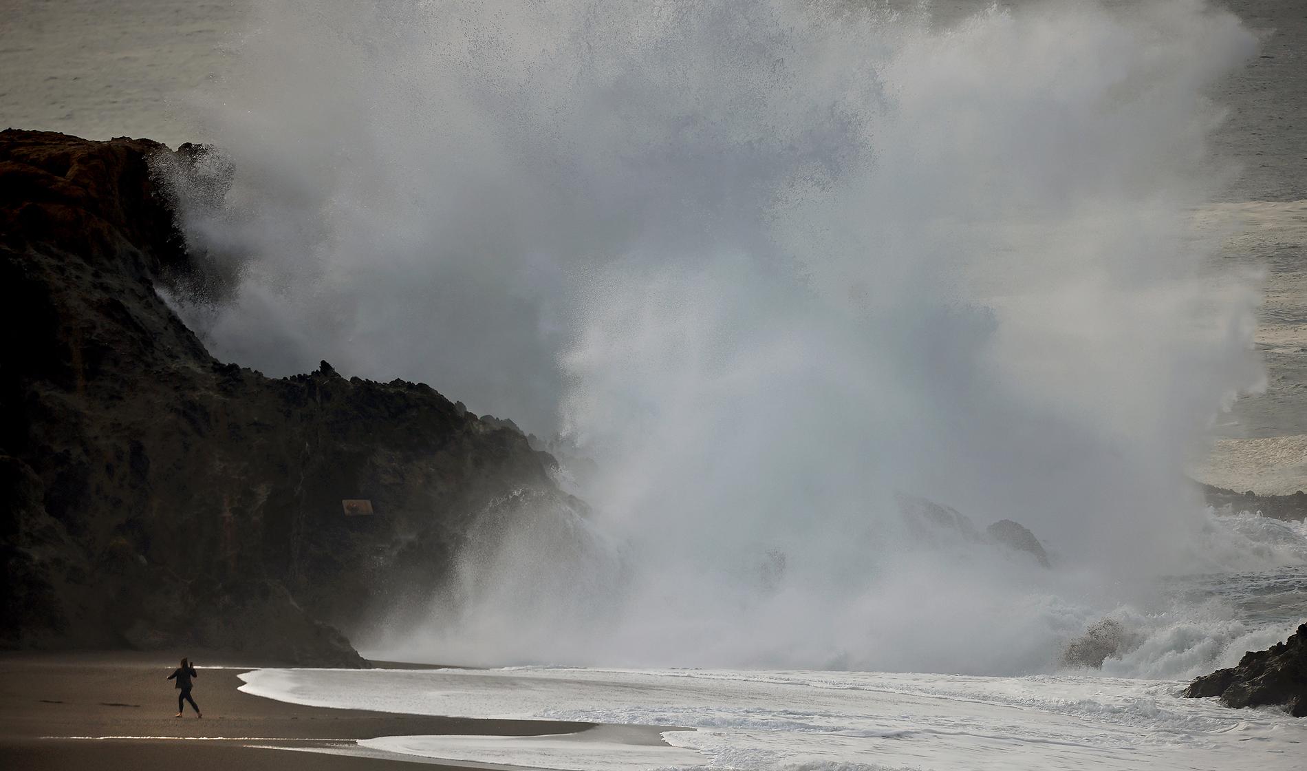 Jättevågor vid Wrights Beach, norr om Bodega Bay i Kalifornien, efter det massiva vulkanutbrottet vid Tonga.