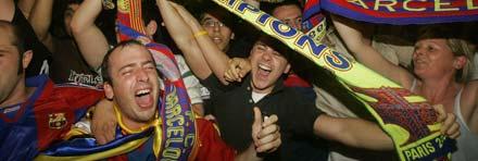Glada fans Barcelonas supportrar firar segern över Arsenal i Champions League 2006.