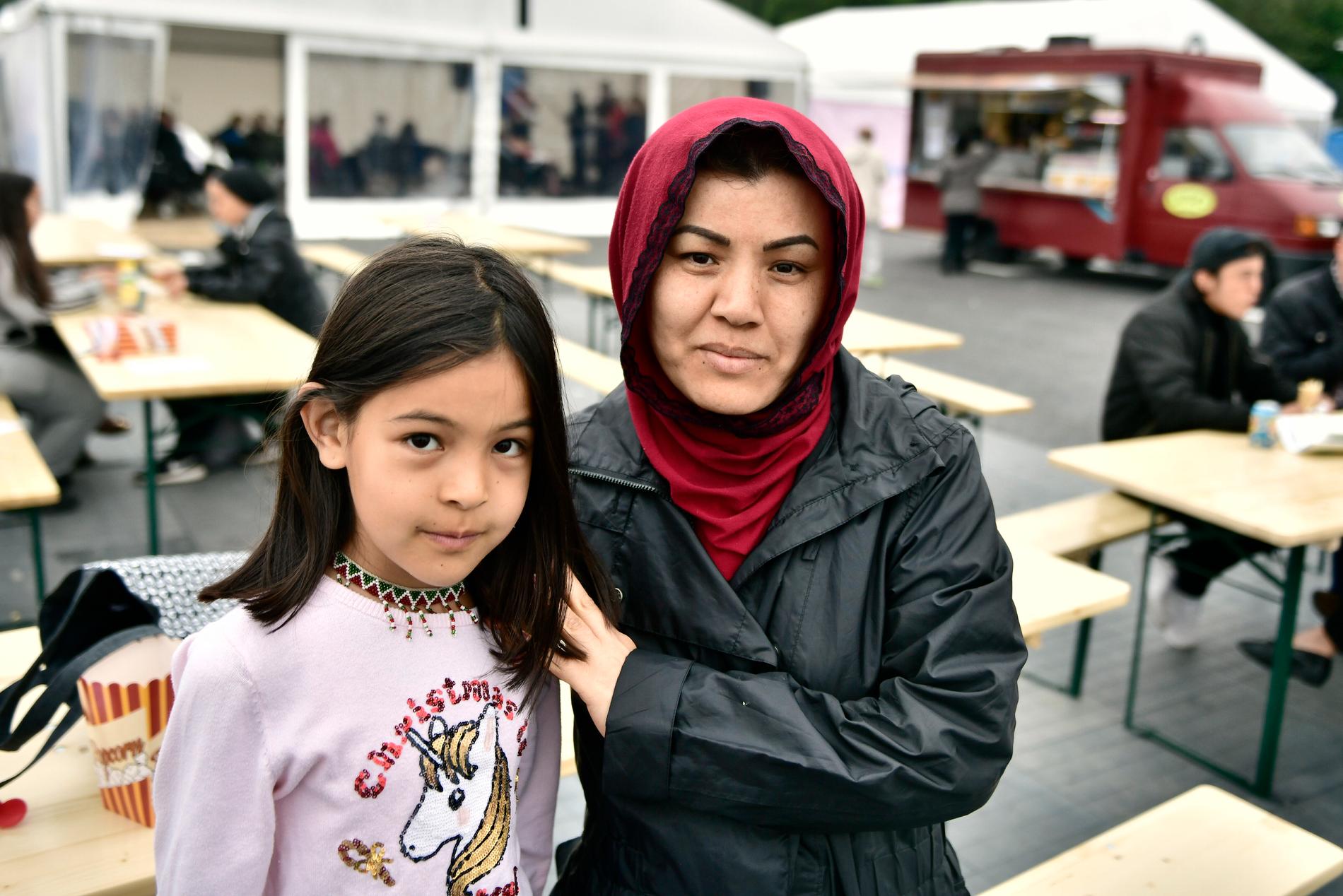 Jamila Husseini, 32, studerande, och dottern Rayhana, 8.