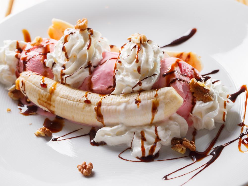 Banan, glass, grädde och chokladsås kan inte bli fel.