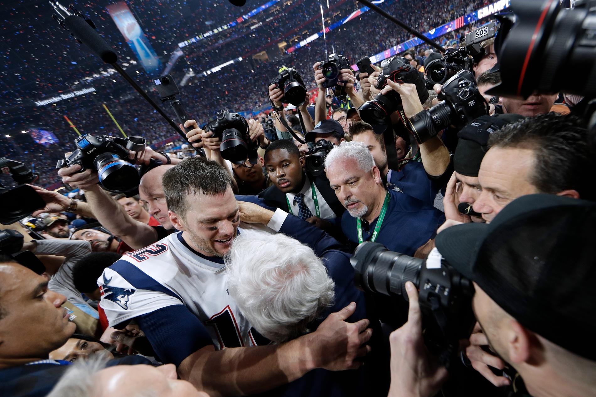 Robert Kraft kramar om Tom Brady.
