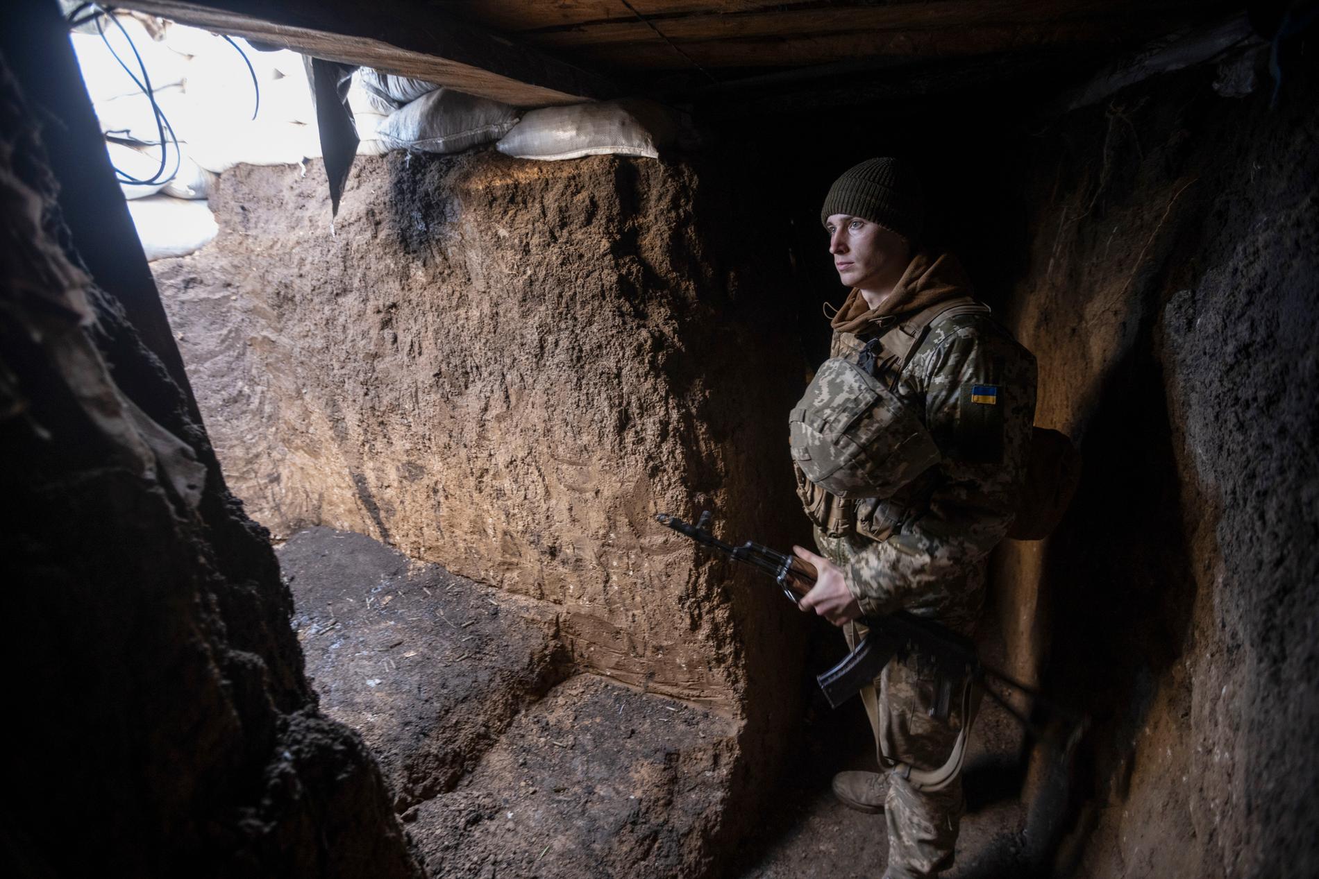 En ukrainsk soldat i sin skyttegrav i Mariupol i regionen Donetsk i Ukraina. Bilden är tagen i torsdags.