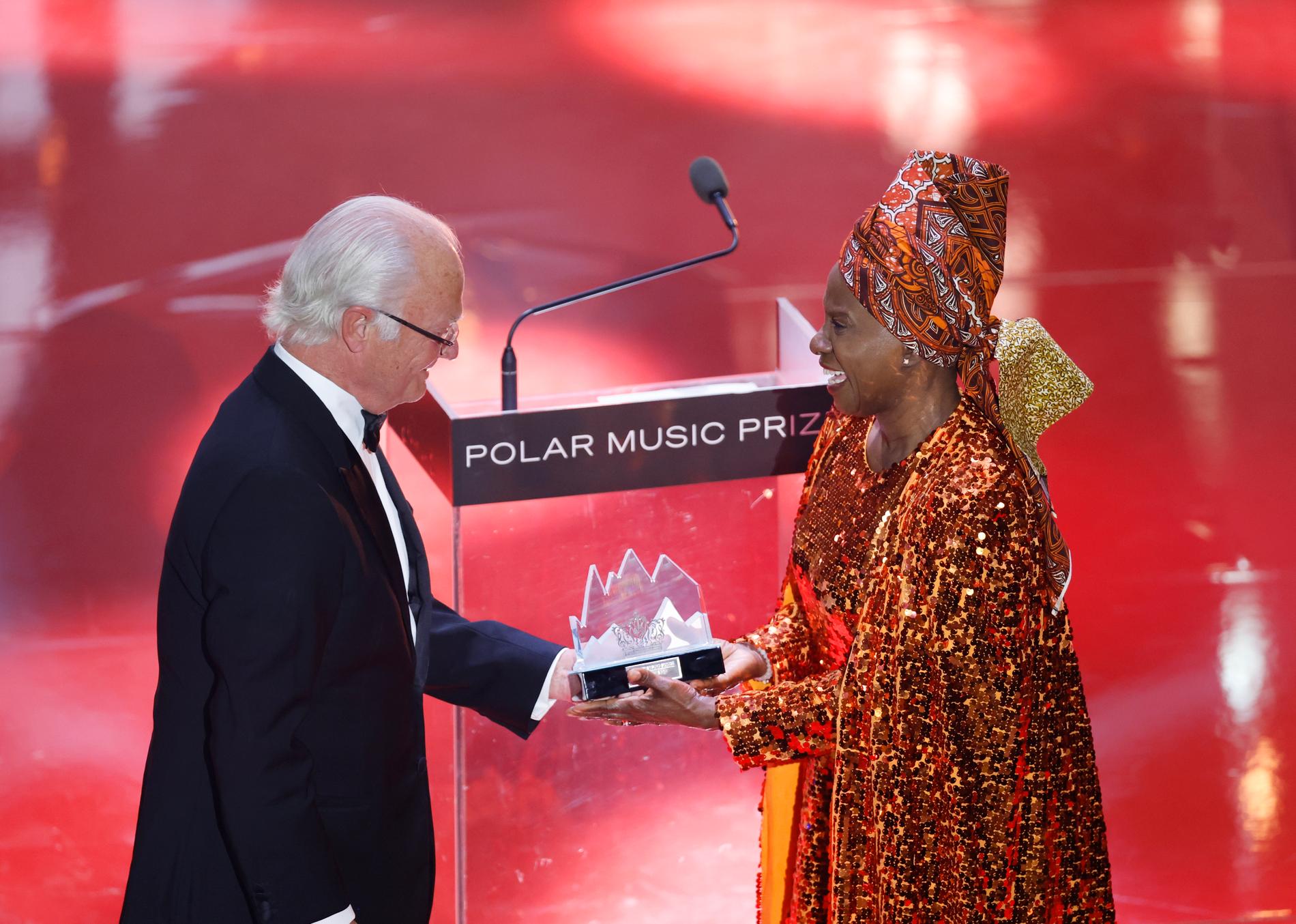 Angélique Kidjo tar emot sitt pris av kung Carl Gustaf vid utdelningen av Polarpriset 2023 på Grand Hotel i Stockholm på tisdagen