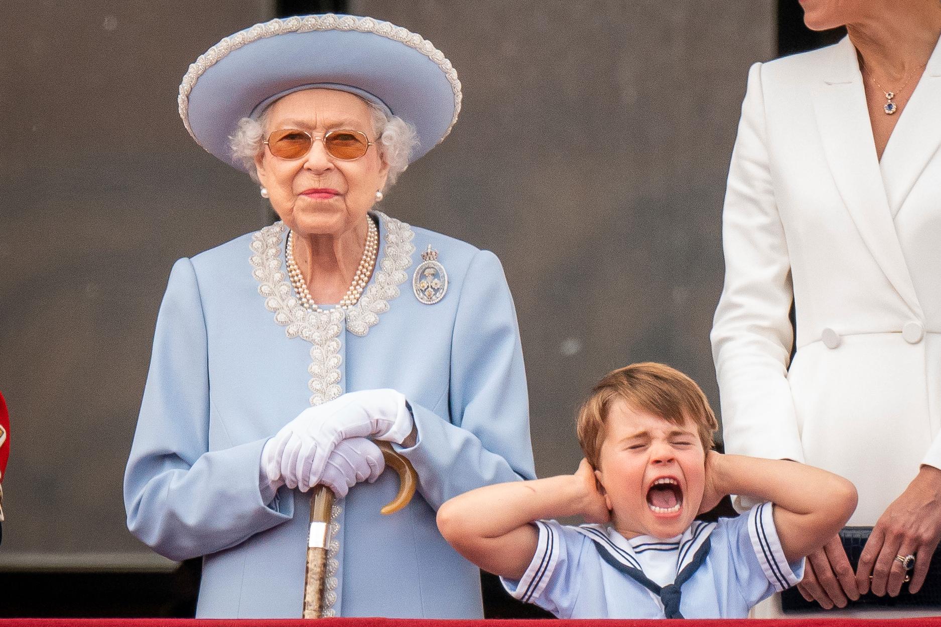 Elizabeth II och barnbarnsbarnet prins Louis under torsdagens firande.