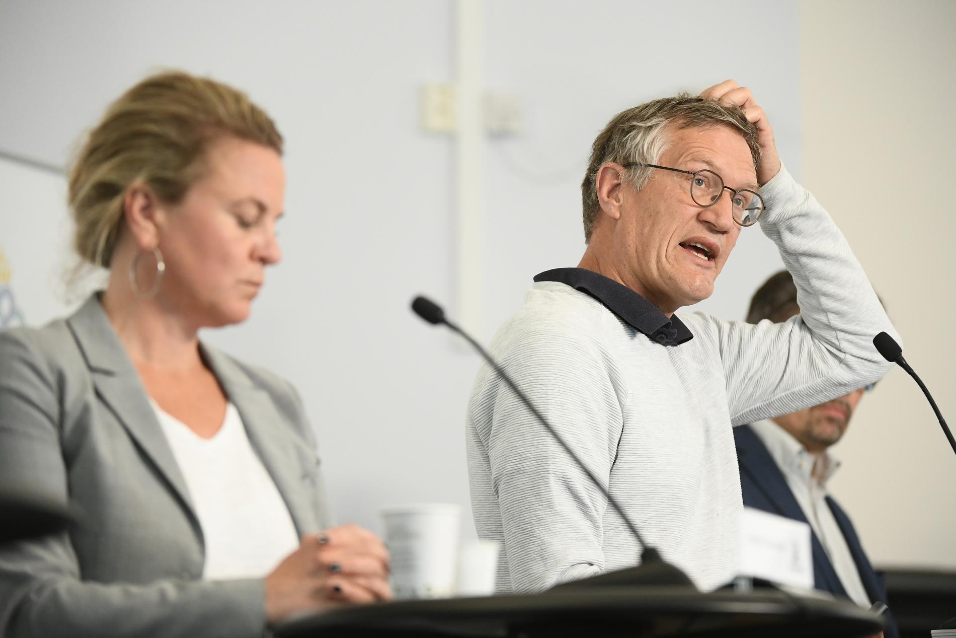 Anders Tegnell och Socialstyrelsens Johanna Sandwall vid en pressträff.  