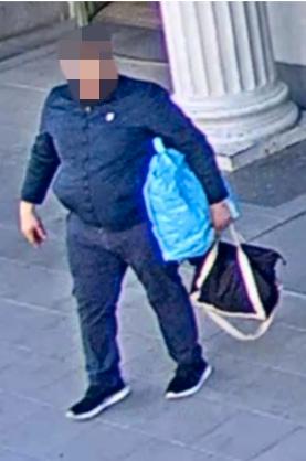 Övervakningskameror på Stockholms Centralstation fångar mannen när han kommer ut med med en annan jacka än den han gick in med.