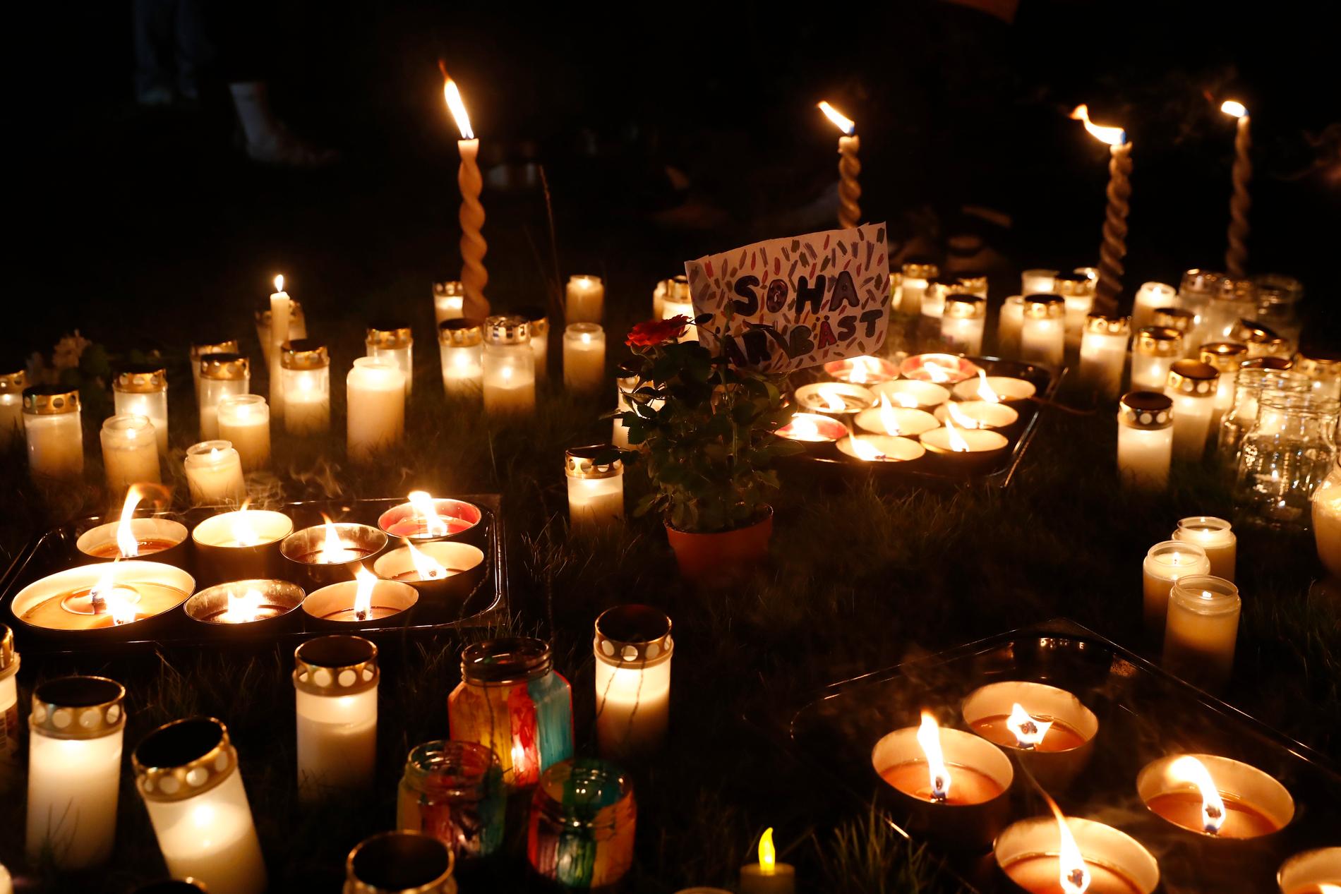 En ljusmanifestation hölls i Fullerö Hage, Storvreta, norr om Uppsala den 1 oktober med anledning av sprängdådet den 28 september då en kvinna dödades.