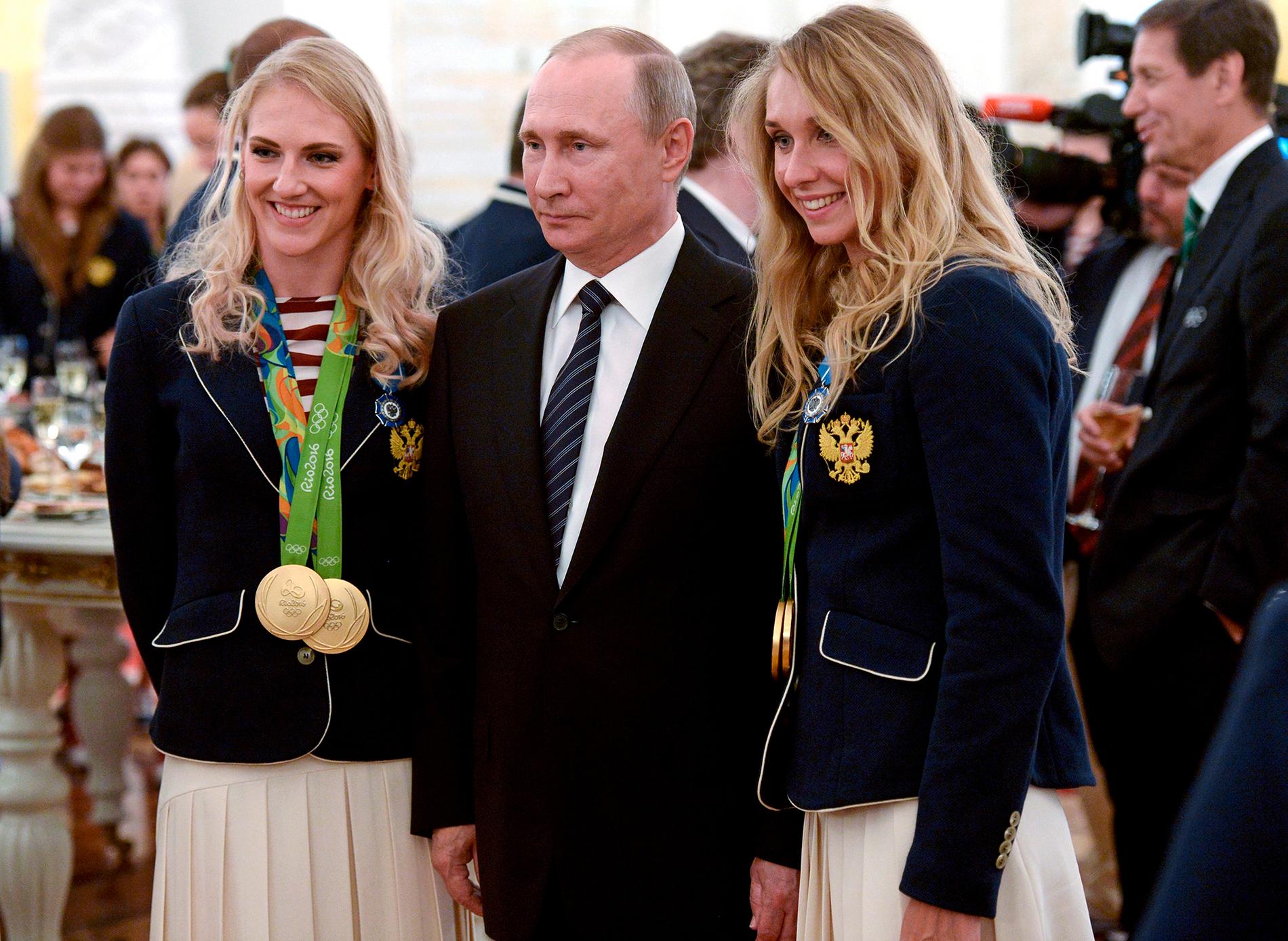 Svetlana Romashina, Vladimir Putin och Natalia Ishchenko efter OS-guldet 2016.