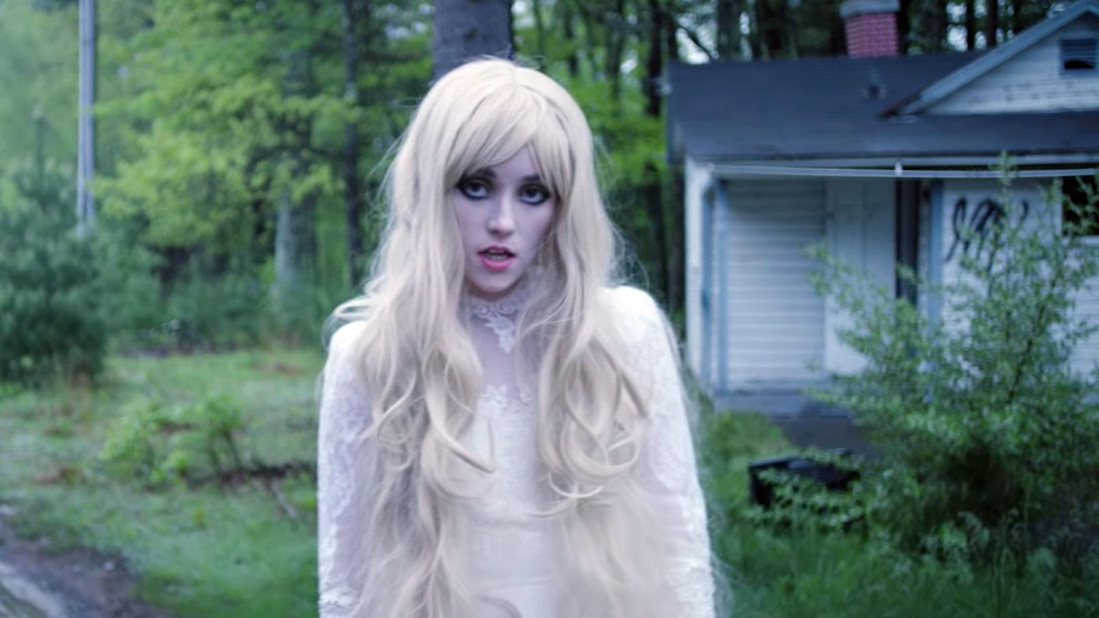 Ur officiella videon till låten ”Lemonade” med Nicole Dollanganger.