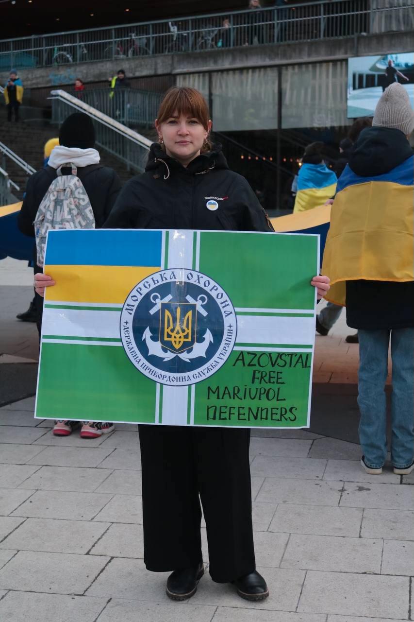 Olena Olkhovska vid en demonstration på Sergels Torg för frigivning av Azovstals försvarare.