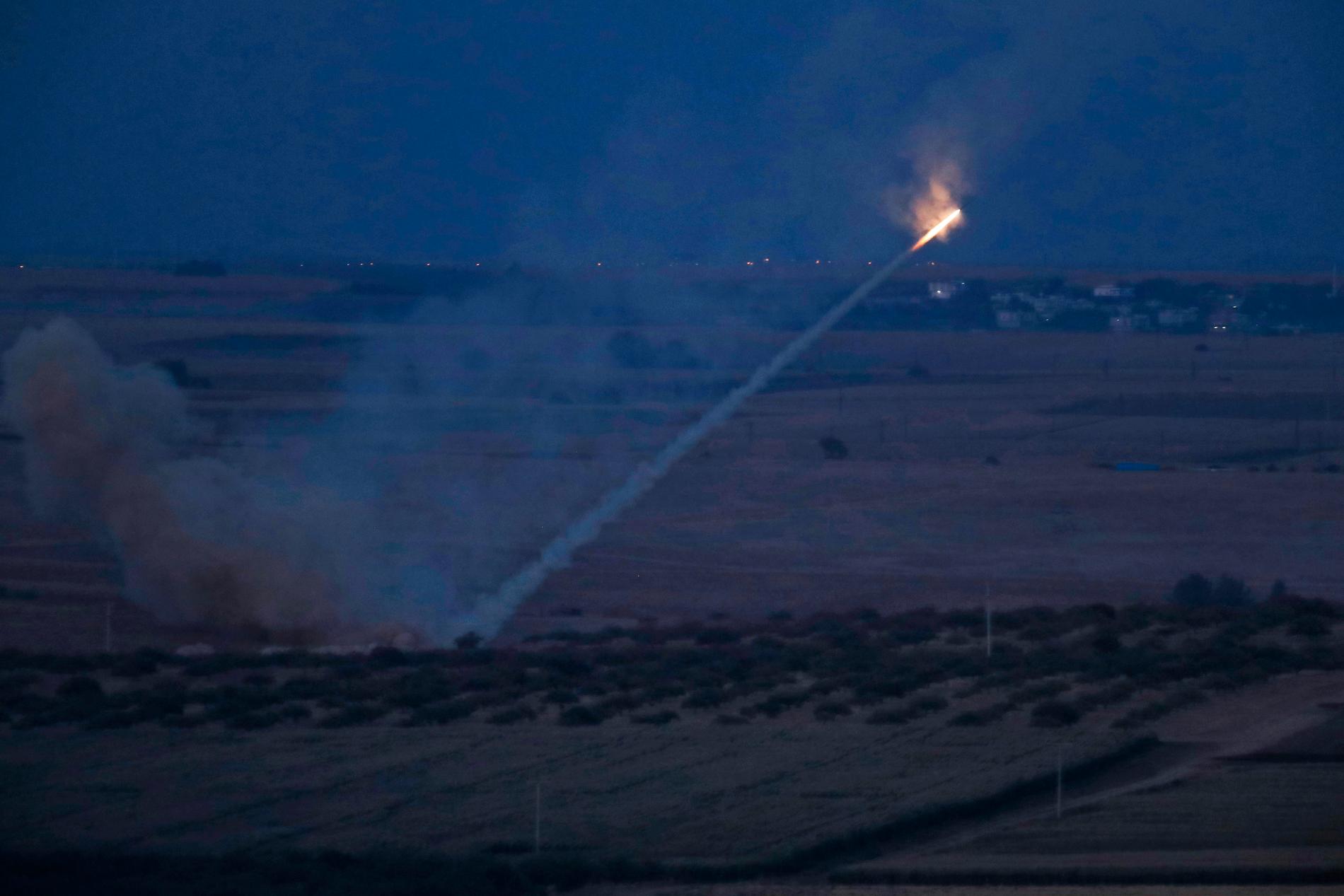 Turkiska styrkor avfärdar missiler mot Ras al-Ayn, Syrien. Bild tagen från turkiska sidan av gränsen mellan Turkiet och Syrien under tisdagen.