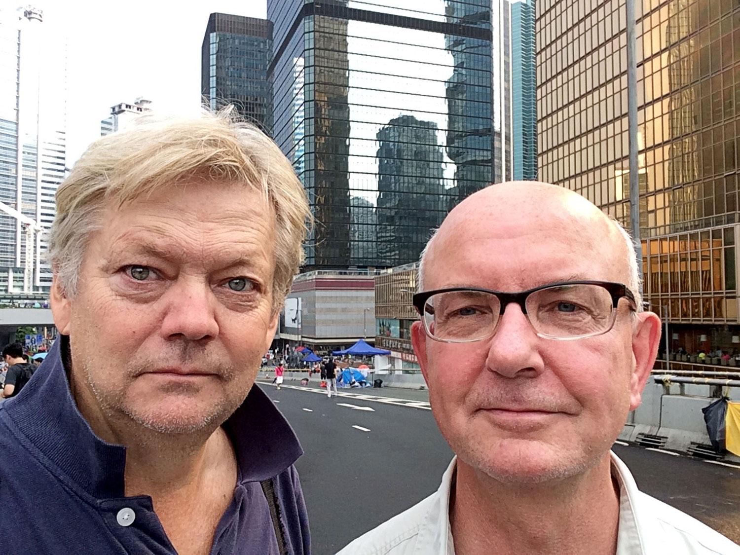 Aftonbladets Urban Andersson och Peter Kadhammar på plats i Hongkong.