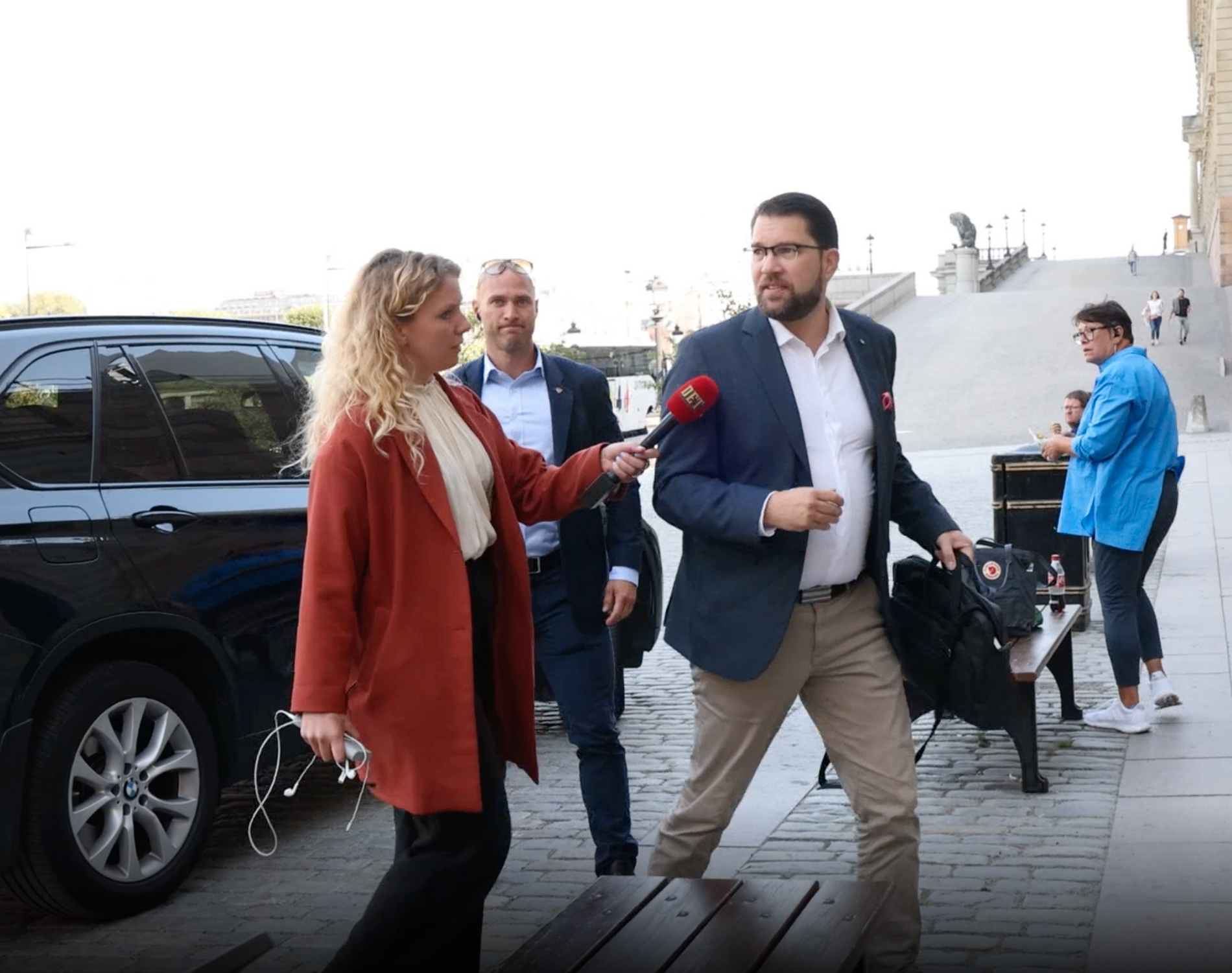 Jimmie Åkesson på väg in till Moderaternas kansli under måndagen.