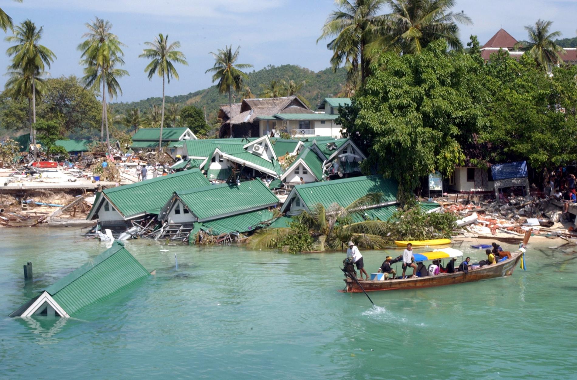 Ett förstört hotell i Thailand efter tsunamin. 