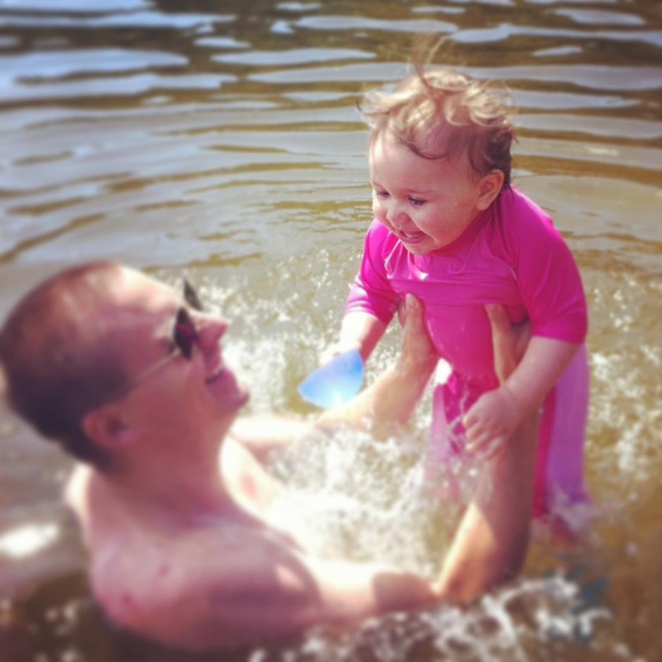 Lycklig pappa med ännu lyckligare dotter tar årets första dopp i Delsjön. Livet börjar vända efter en tuff start.