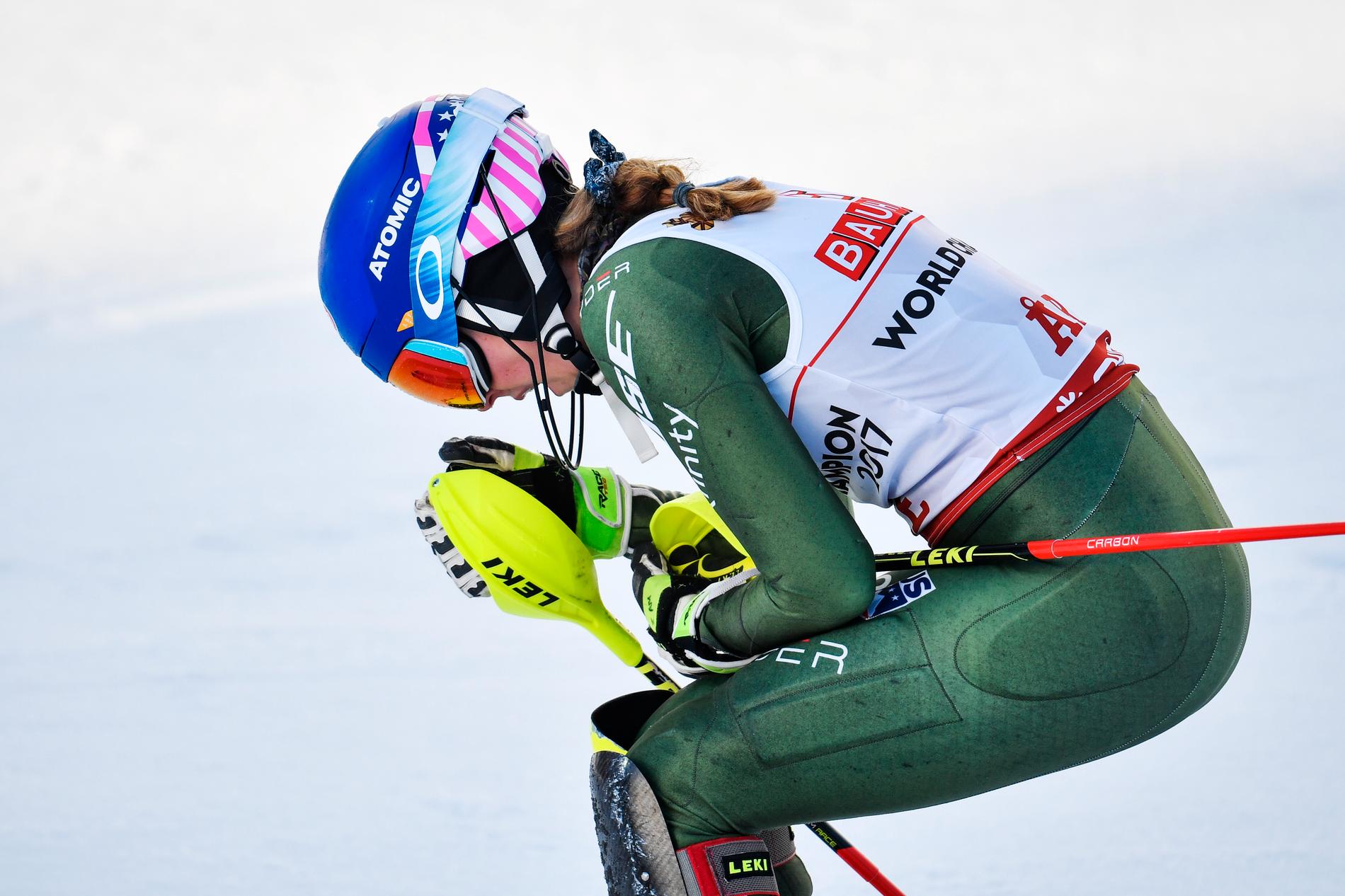 Mikaela Shiffrin hade problem med luftrören i VM-slalomen. Men hon mår tillräckligt bra för att tävla i Stockholm.
