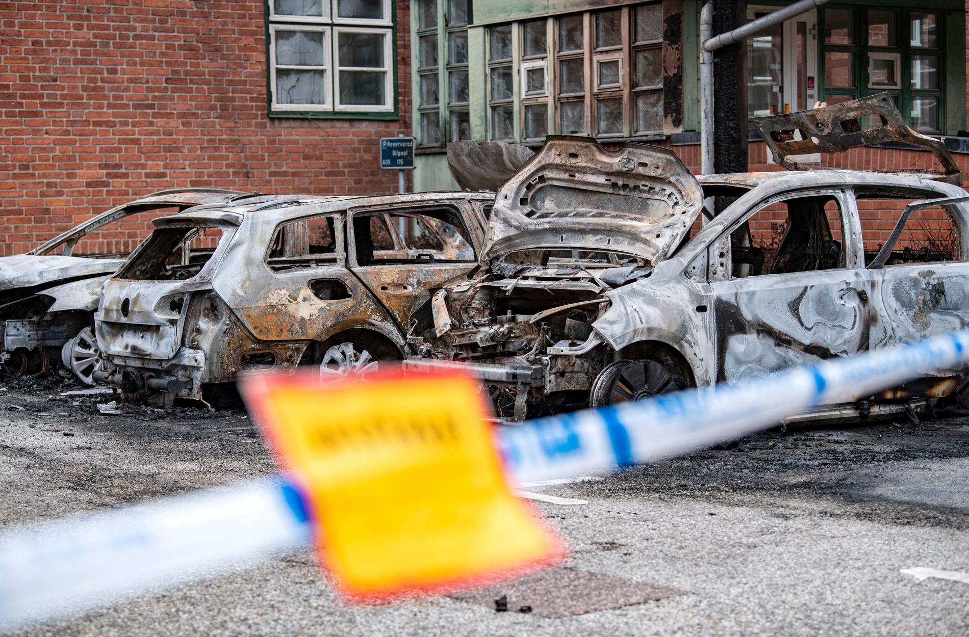 Tre utbrända bilar bakom polisens avspärrningar vid Region Skånes llokaler på Lovisastigen / Sofiagatan i Lund 24 september.