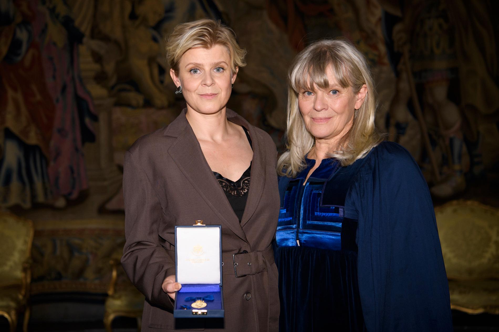 Robyn 2021 med HM kungens medalj i 8:e storleken för förtjänstfulla insatser som artist och låtskrivare. Här tillsammans med mamma Maria Ericson.