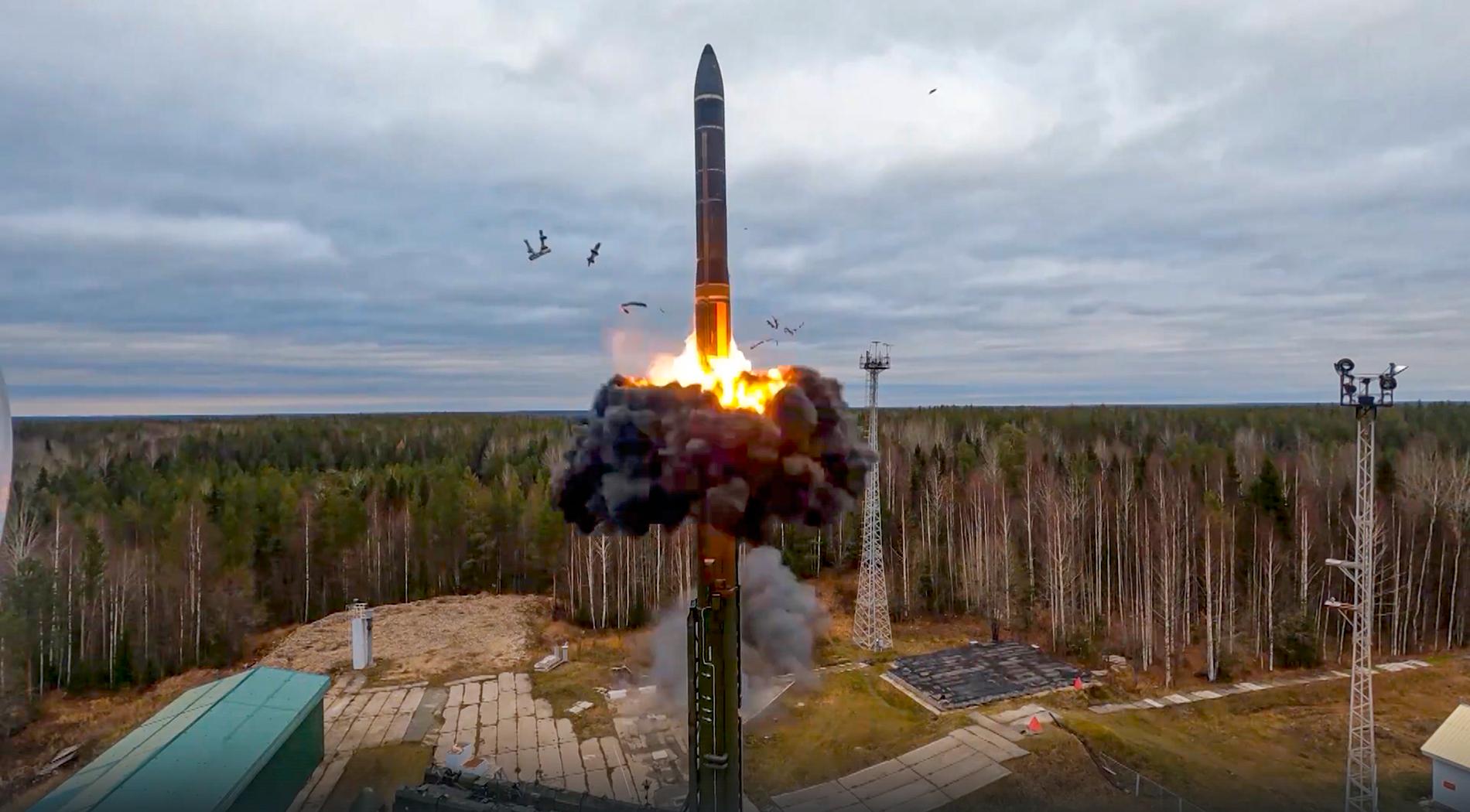 En rysk ballistisk missil avfyras under en övning. Arkivbild. 